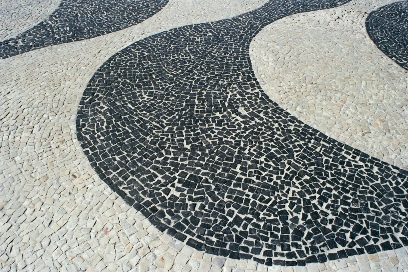 Pedras portuguesas em ondas pretas e brancas